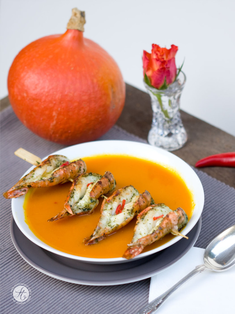 Scharfe Kürbis-Mango Suppe mit Garnelenspiessen – feiertäglich…das ...