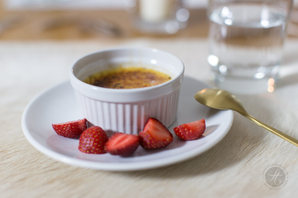 Dessert: Crème Brûlée mit Tonkabohne und Erdbeeren zum Sommer ...